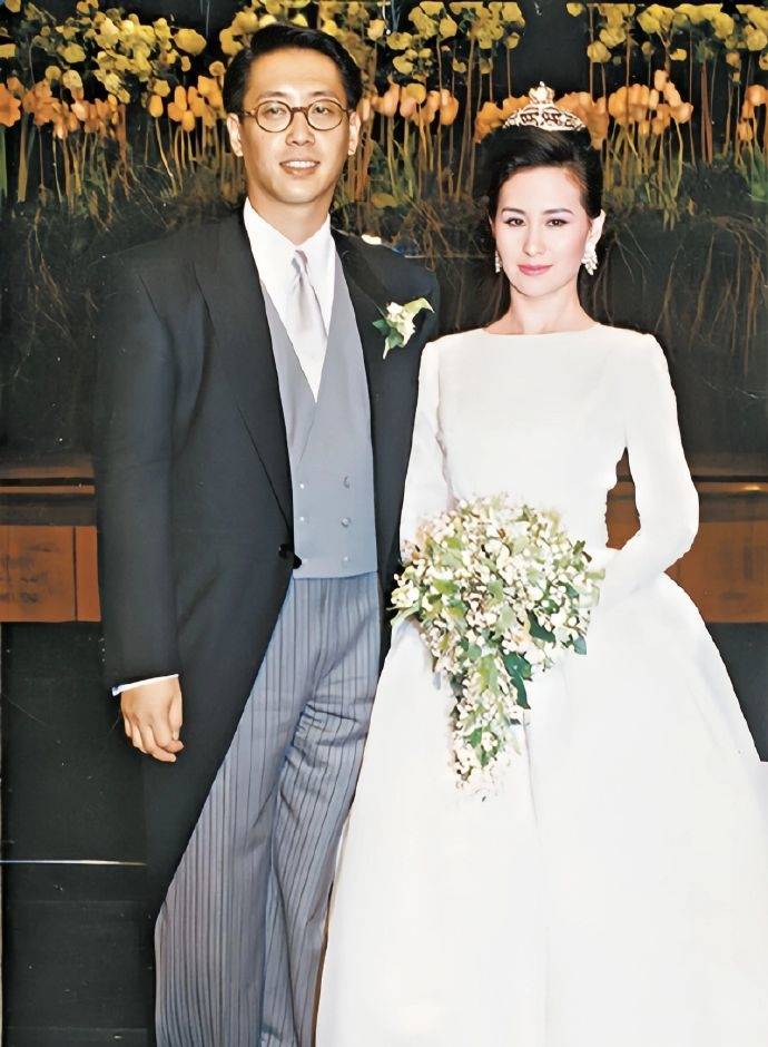 又被何超琼美到了,穿休闲上衣短裙超精致,丝巾很美起到点缀作用