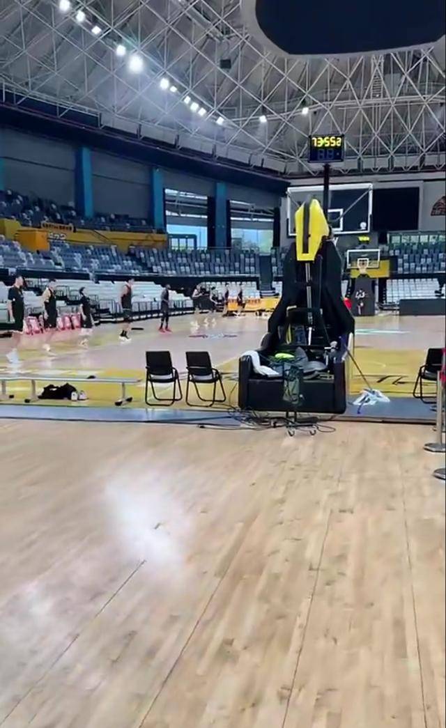 广东宏远因雷雨延误凌晨3点飞抵杭州上午休息下午适应场地
