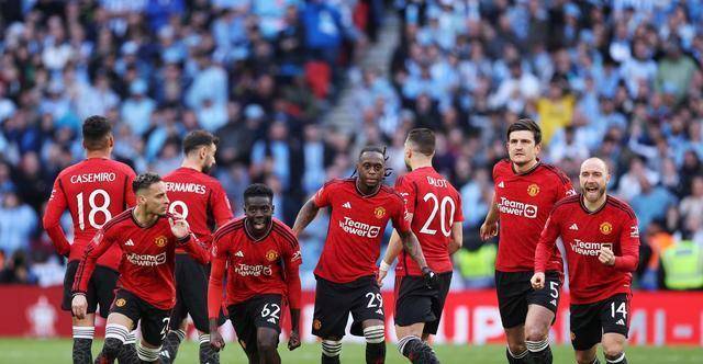 曼联转会突破:2000万欧右后卫或将离队,曼联瞄准3大替代者