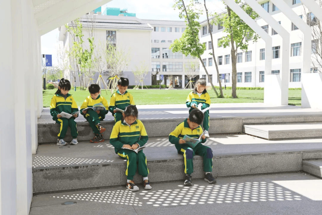 在学校的号召下,世界读书日的午后成为了阅读的专享时间,春日的丰华