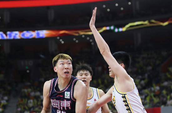 辽宁男篮遭遇韧带撕裂打击,广东男篮势如破竹冲刺总冠军