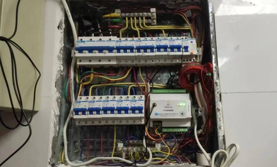 安装了电气预警设备结果两家出现严重风险提示,厨房的线路和设备都有