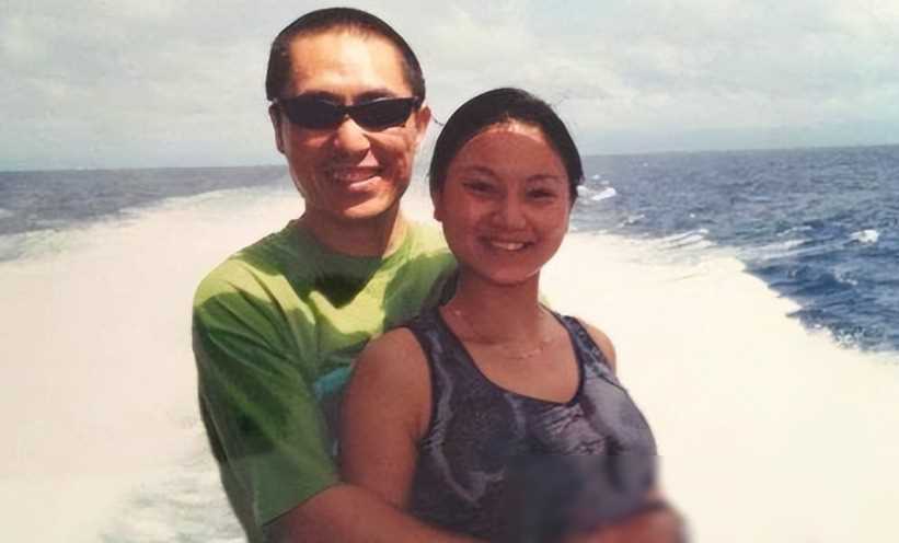 她与大岁导演相恋六年,最终选择小岁女演员结婚,引发深思_张艺谋_巩俐