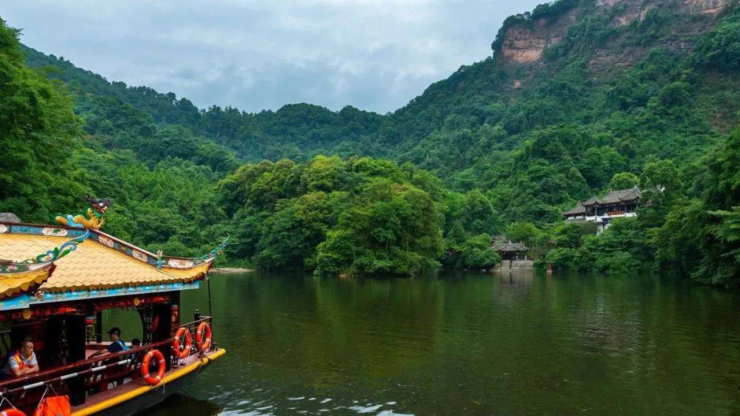 动则奇趣玩味,隐藏众多旅游打卡地,月城湖,老君阁,青城后山,王婆岩等