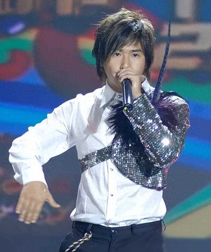 欧弟卖跑车养女儿事件引发热议,提醒人们警惕平台效应的陷阱