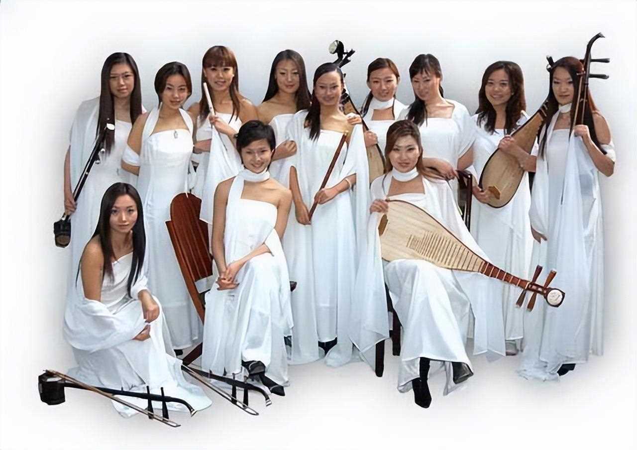 当年爆火的女子十二乐坊:从中国到日本,他们的音乐之路如何?