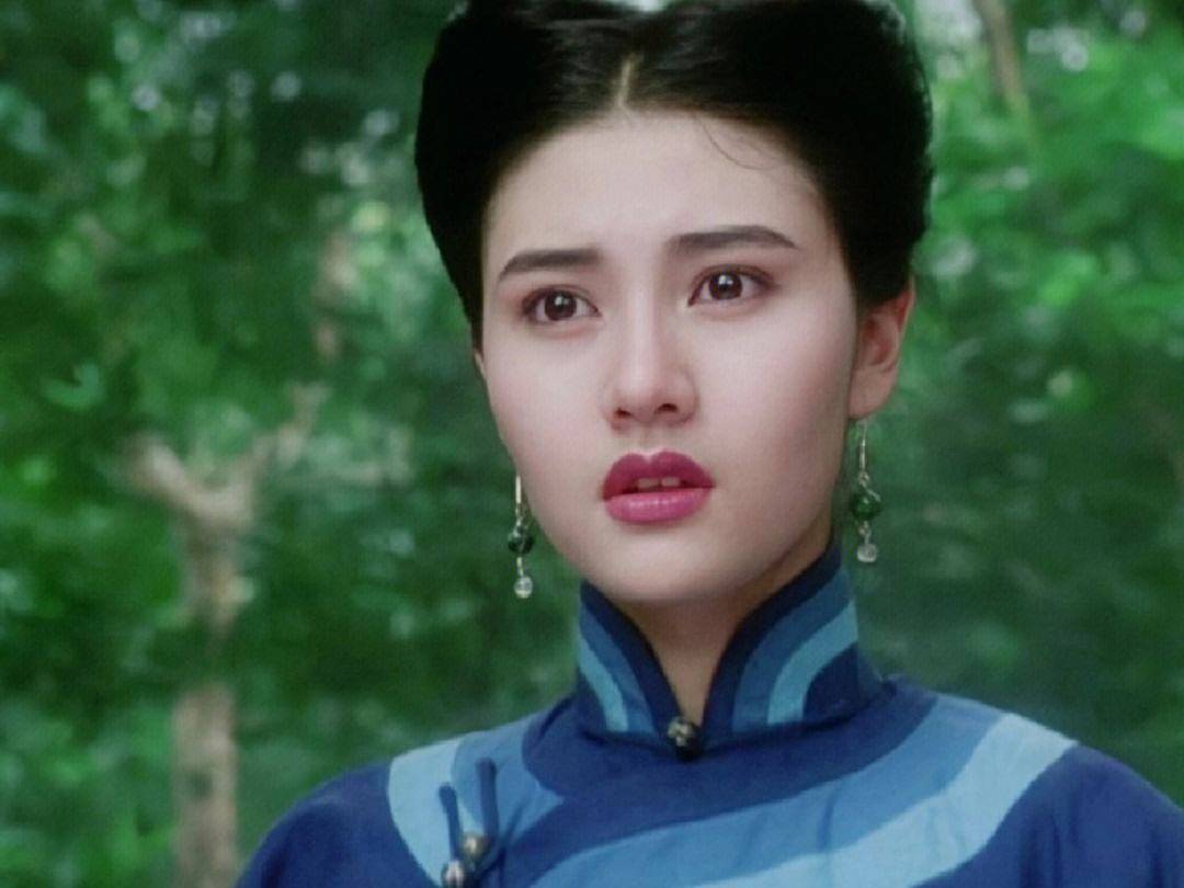 而论时装扮相,则完全是李嘉欣的统治区了,李嘉欣本来就是混血浓颜带有