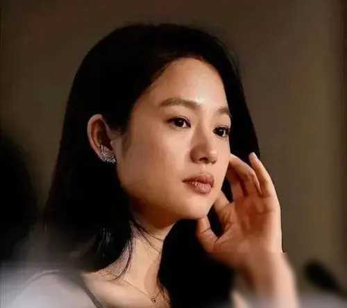 姜文晒全家福遭质疑:儿子取名太郎引争议,有人认为像日本名_周韵_家庭