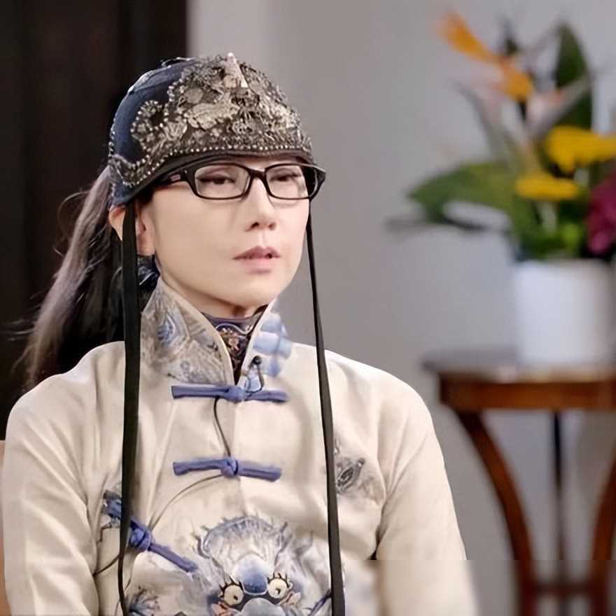 杨丽萍与男助理关系成谜,网友猜测:是老佛爷再世?