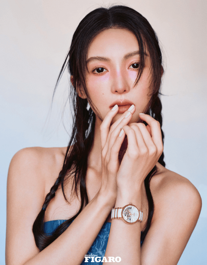 金晨再登杂志封面,展示倾城容貌和窈窕身姿,腮边美人痣显魅力