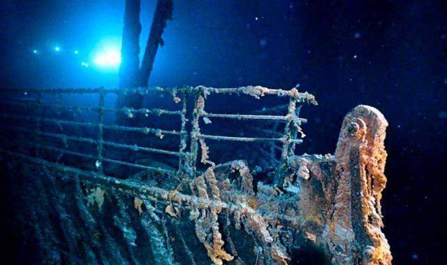 考古学家找到泰坦尼克号残骸,发现大量瓷器和一双男人的靴子