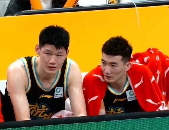 cba:广东vs广厦激烈对决,裁判意见分歧,伤情堪忧_王博_胡金秋_许钟豪