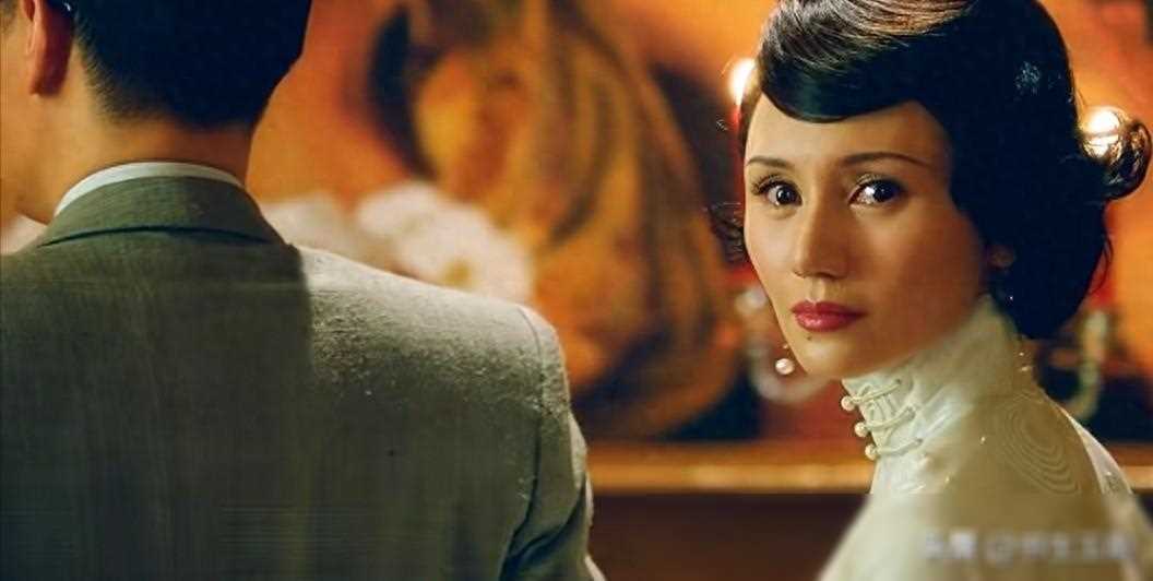 《流金岁月》的剧情,或许你已经耳熟能详:都市情感,职场斗争,男女之间