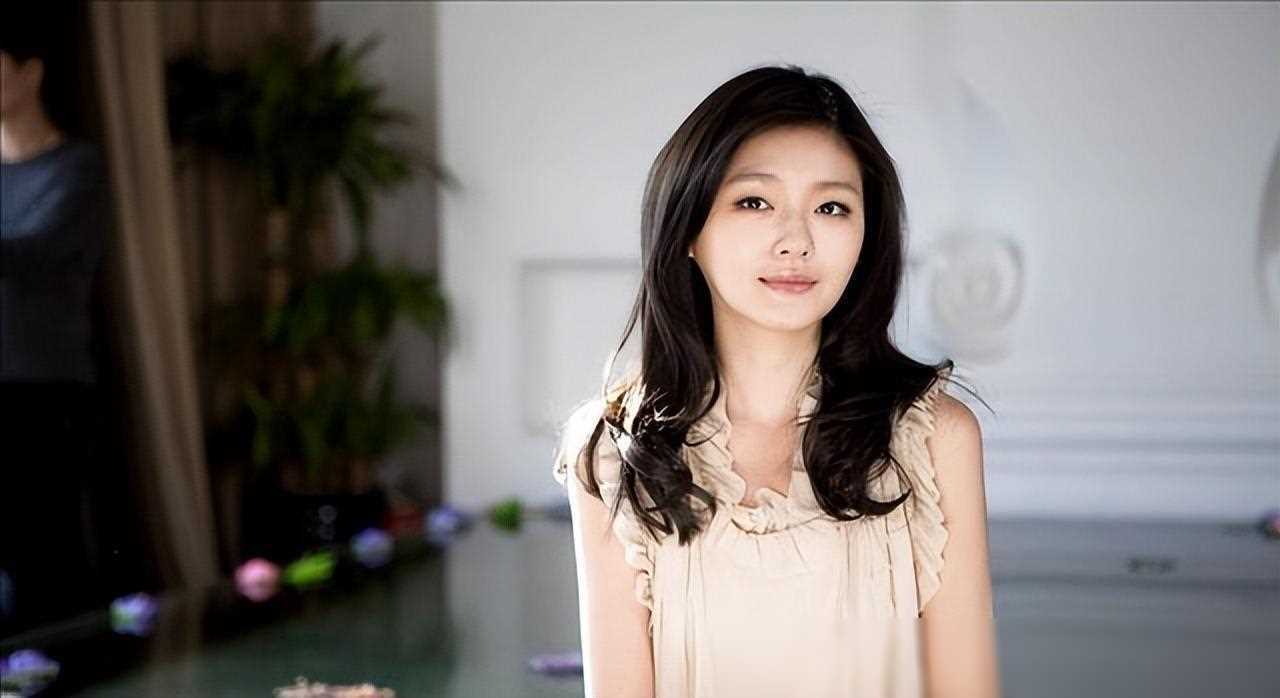 同是离婚女性,杨幂热辣蹦迪,张嘉倪走秀大s闹离婚事件引热议