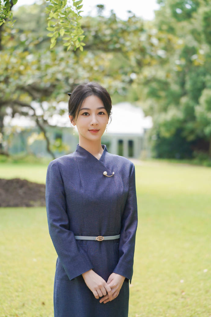 杨紫分享生活美照,甜美可爱宛如初恋,认真研读剧本超敬业