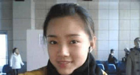 她现在已经回到了家乡,成为了一名大学教师.