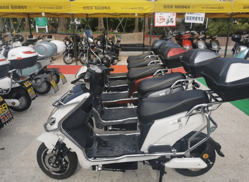 一辆2000和一辆4000的电动车,出厂价,商家卖一台利润,相差多少