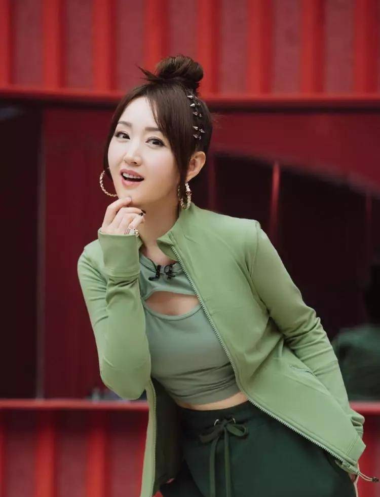 51岁杨钰莹美颜成了20岁,脸上没任何皱纹,单身30年至今无子嗣