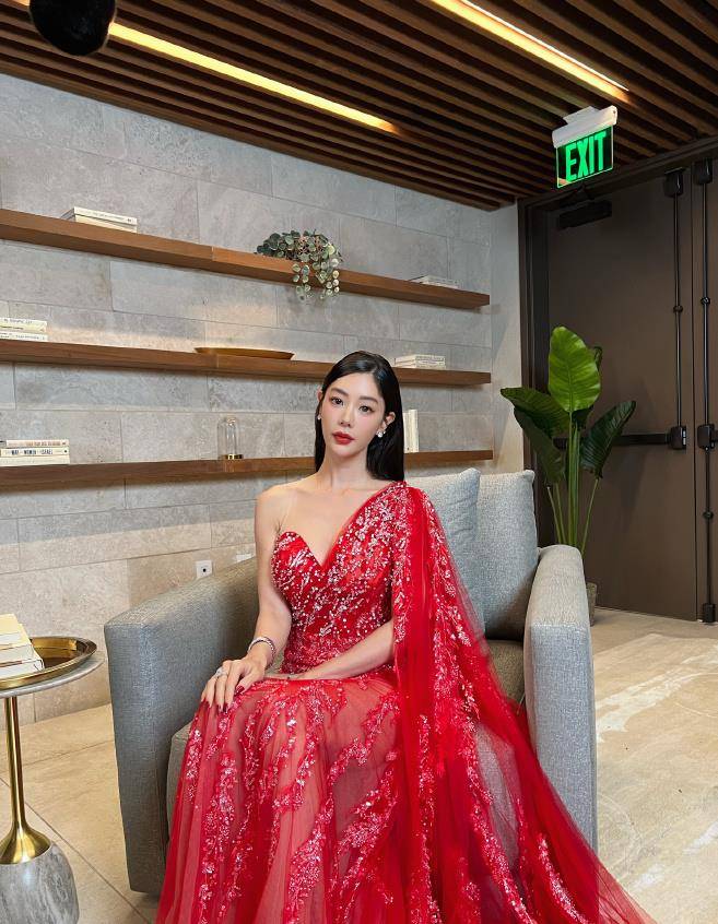 亚洲第一美克拉拉写真,薄纱紧身红裙,网友太有料啦