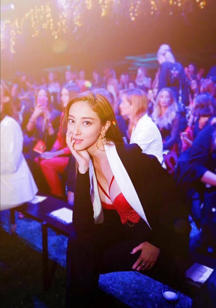 "最美港姐"陈凯琳身材时尚,混血颜值美如娇花,太让人沉迷了吧