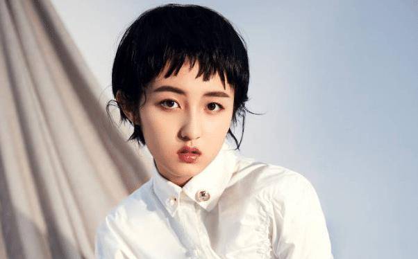 5岁就开始拍摄策划的张子枫,很有表演天赋,如今也很有名气