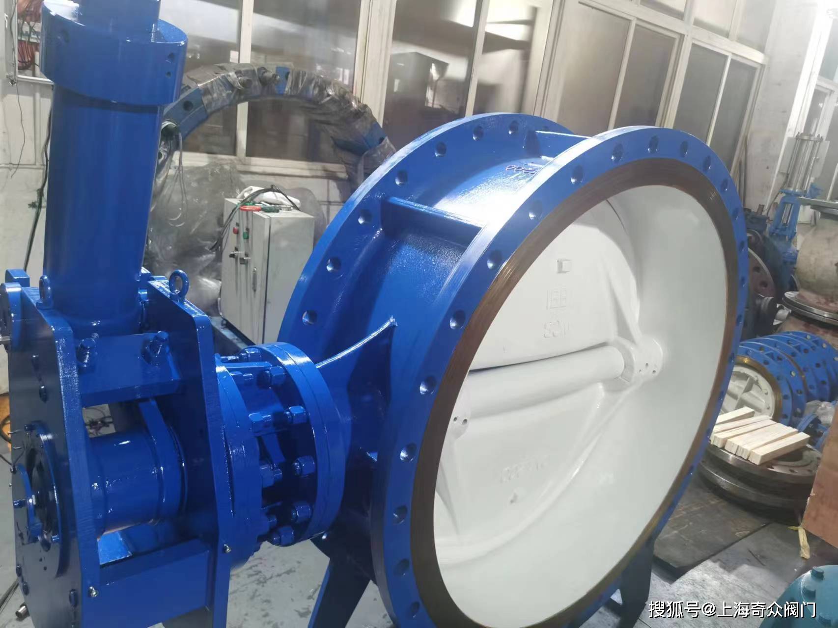 我厂生产的液控快速关闭阀主阀密封副为三偏心结构,启闭轻松,密封可靠