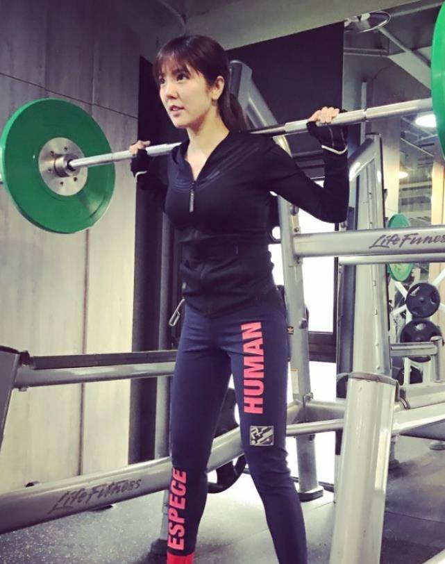 宅男女神赵奕欢穿紧身衣健身,花样奇葩动作让人唏嘘不