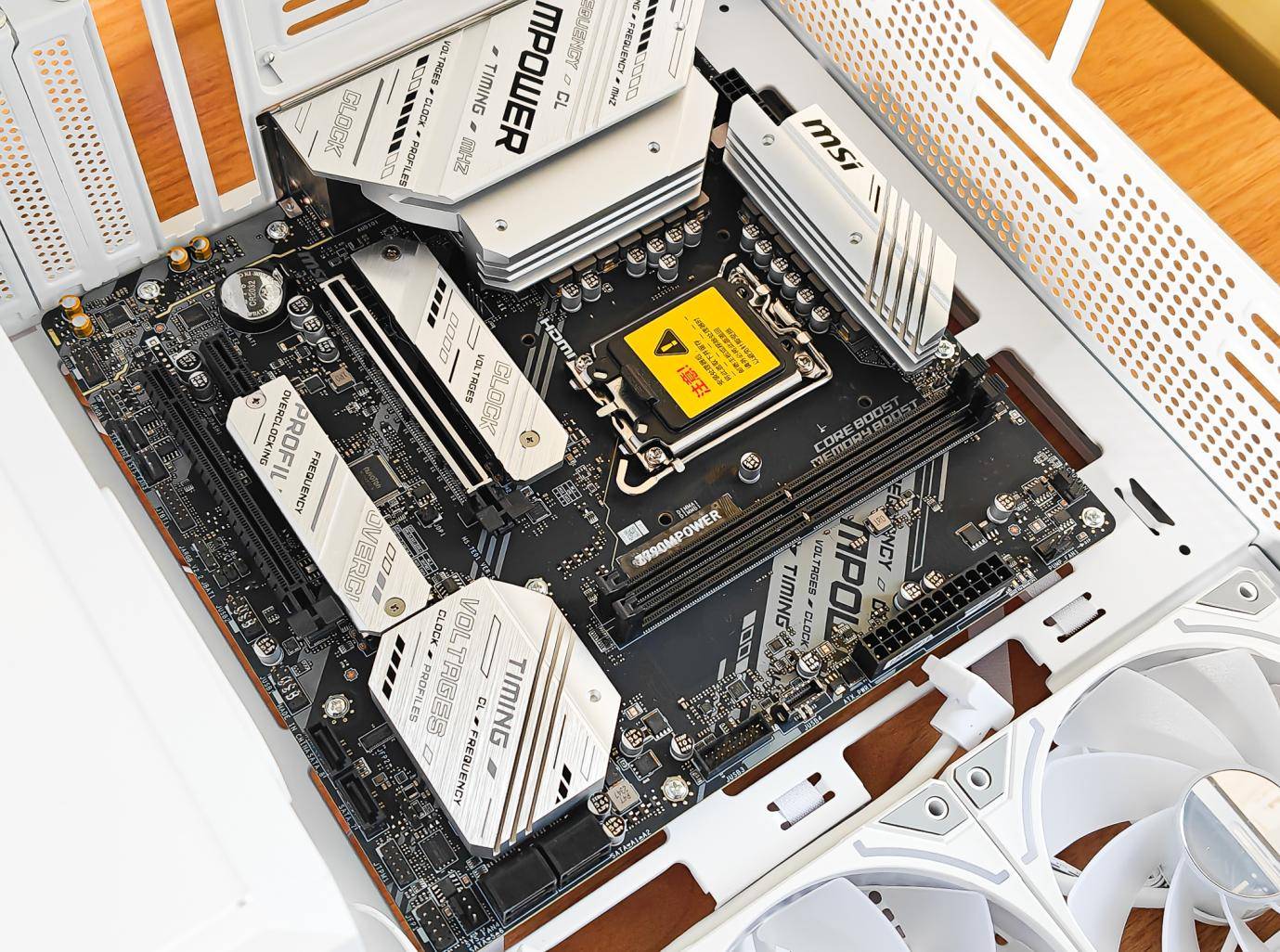 回眸一笑8000 mhz,内存中的白月光,阿斯加特新品女武神2代