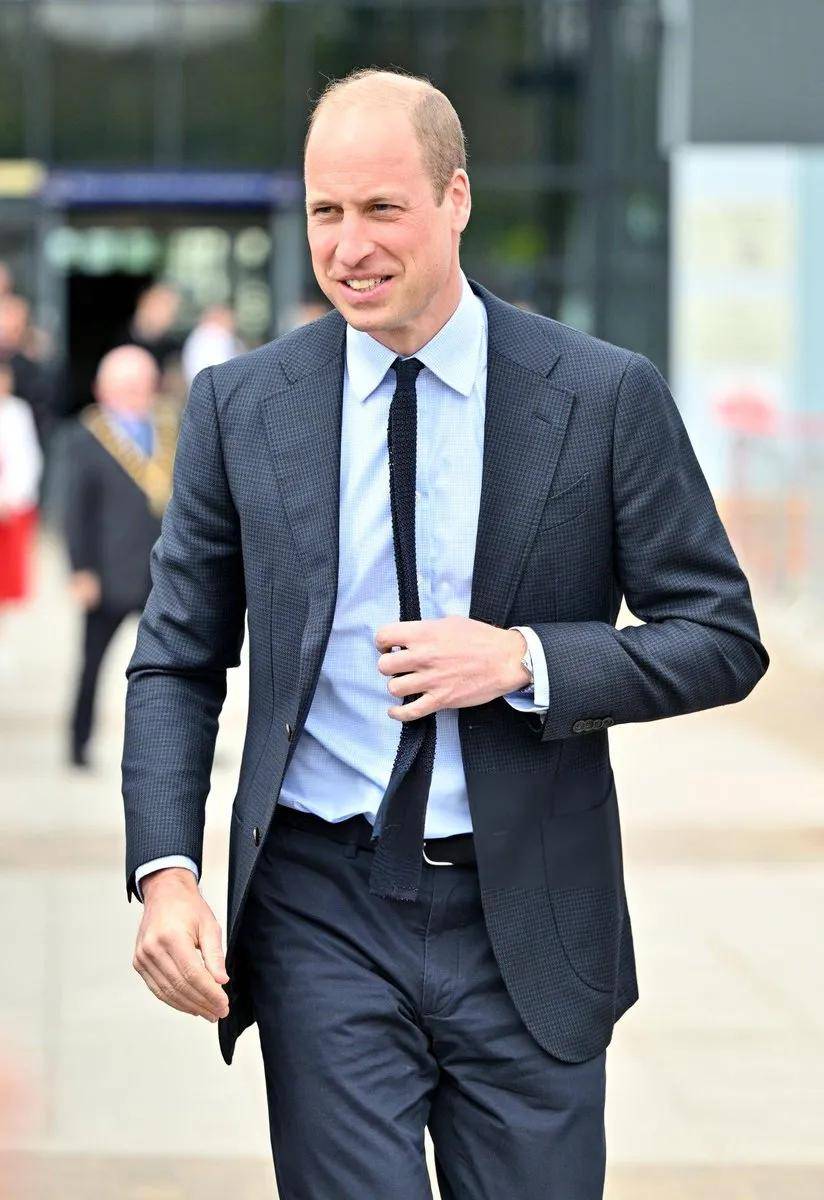 威廉展开魅力攻势,征服青少年;老婆不在身边,英国王储轻松控场