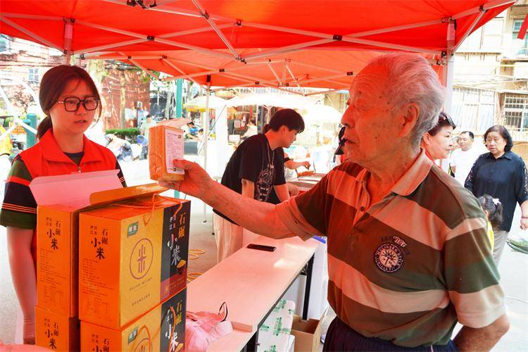 市农业农村局特色农产品展销中心开展"助农惠民"乡村振兴社区大集市"