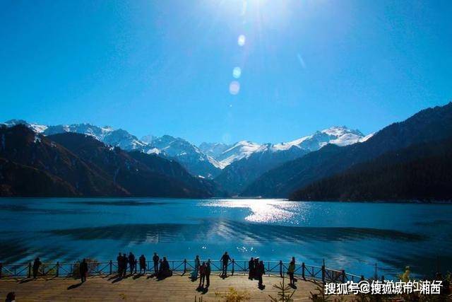 新疆景点之天山天池,风光秀丽,湖光山色交相辉映