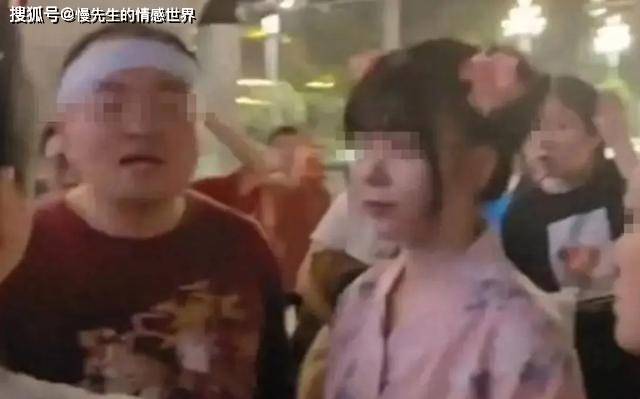 原创            重庆2女孩穿和服跳舞，大爷大妈谴责他们后，被网友指责多管闲事