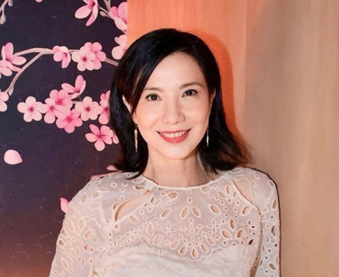 香港媒体报道称,知名女演员关秀媚在采访中透露自己已经离婚,这一消息