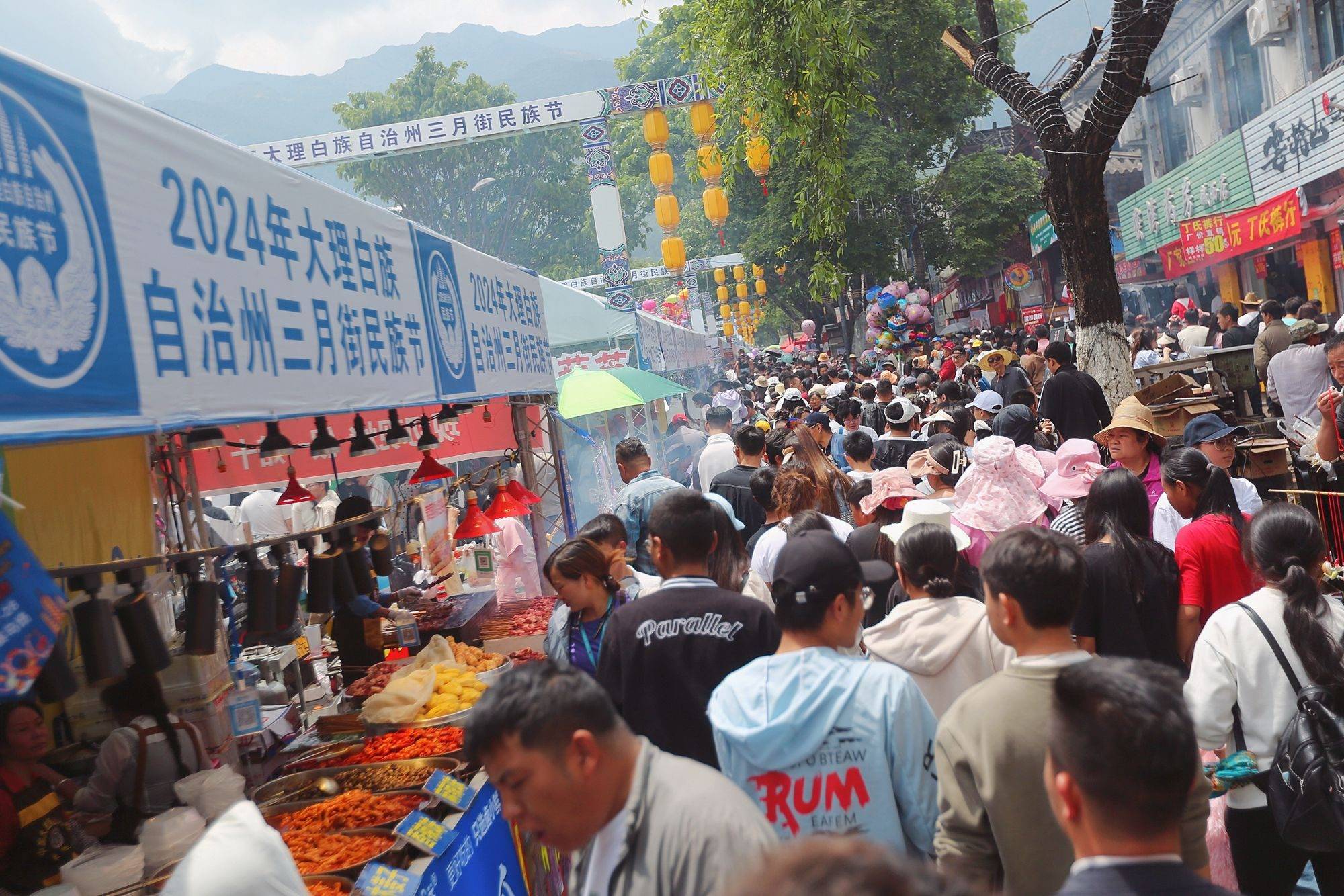 大理三月街民族节,千年赶一街,一街赶千年,看云南的人间烟火气