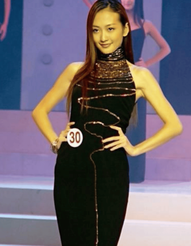 王鸥10多年前的一组老照片,就算站在10位超模中间,也是最妖娆的