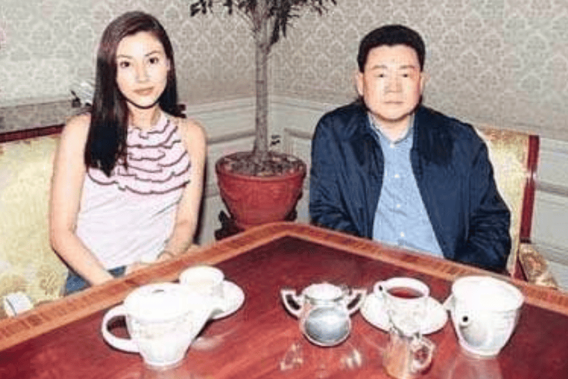 51岁李嘉欣重病康复,与好友喝香槟庆祝,盘点李嘉欣豪门阔太之路