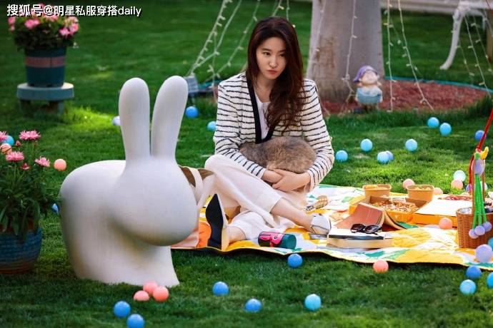 刘亦菲穿条纹开衫搭抽绳长裤抱猫出镜,嘻嘻哈哈很生活_地方_女明星