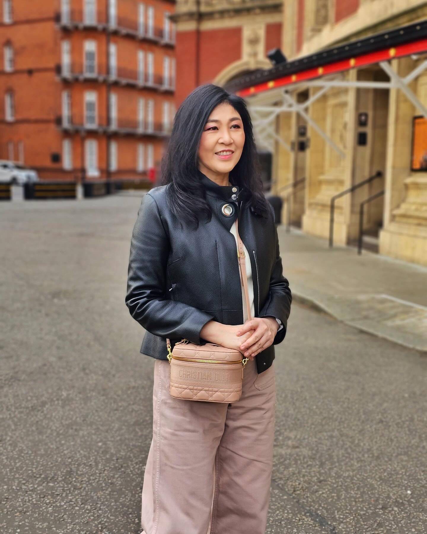 56岁英拉在英国又晒美照!穿黑色小皮衣背着粉色包包,又嫩又温柔