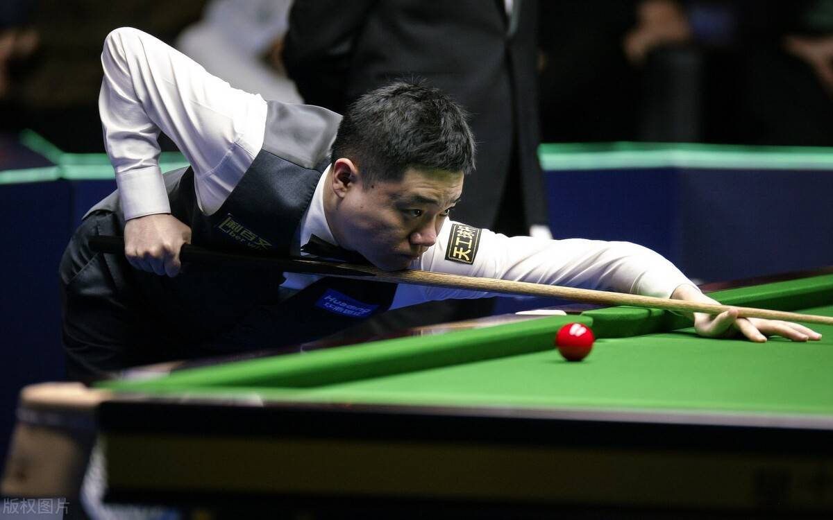 单杆67分淘汰丁俊晖,70后老将宾汉姆12-11夺取赛点