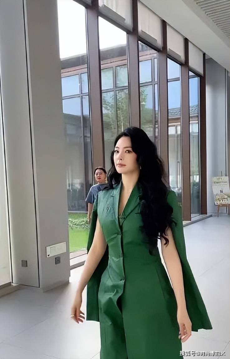 张雨绮也开始穿新中式了?暗绿色开叉裙上身,生图走路摇曳生姿