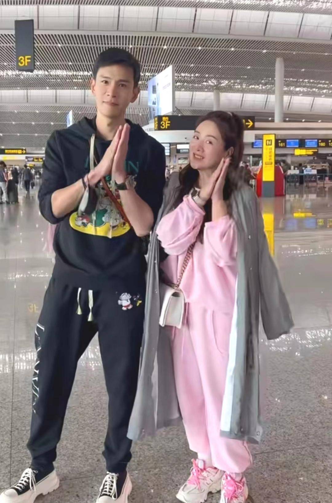 小李琳和经超游重庆,身高差明显,女方身材臃肿被嘲,衣品被指一言难尽