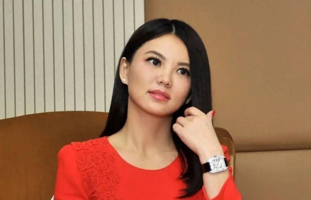 47岁李湘身家5000亿,曾有意点拨何炅生财之道,怎奈何炅油盐不进