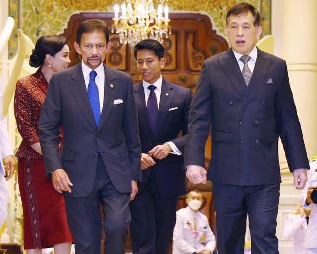 泰国王室举行国宴,46岁苏提达出尽风头,从头到脚都是红色系