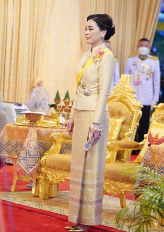 72岁泰王上演望妻眼,含情脉脉看着苏提达,泰国帝后当众秀恩爱