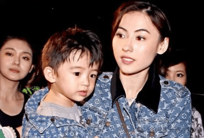 张柏芝三胎儿子正面照曝光,终于洗清了谢霆锋了的冤屈