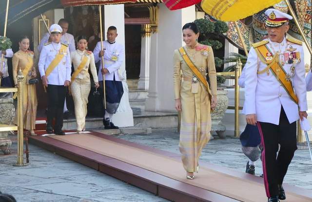 72岁泰王上演望妻眼,含情脉脉看着苏提达,泰国帝后当众秀恩爱