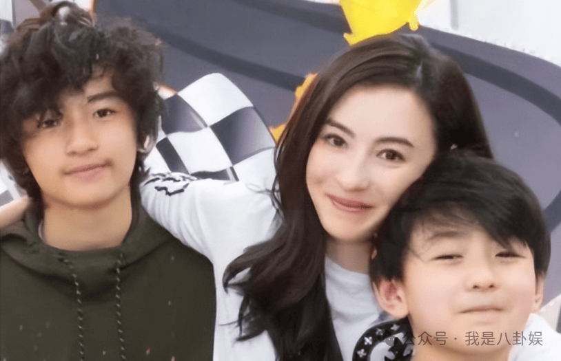 张柏芝三胎儿子正面照曝光,终于洗清了谢霆锋了的冤屈