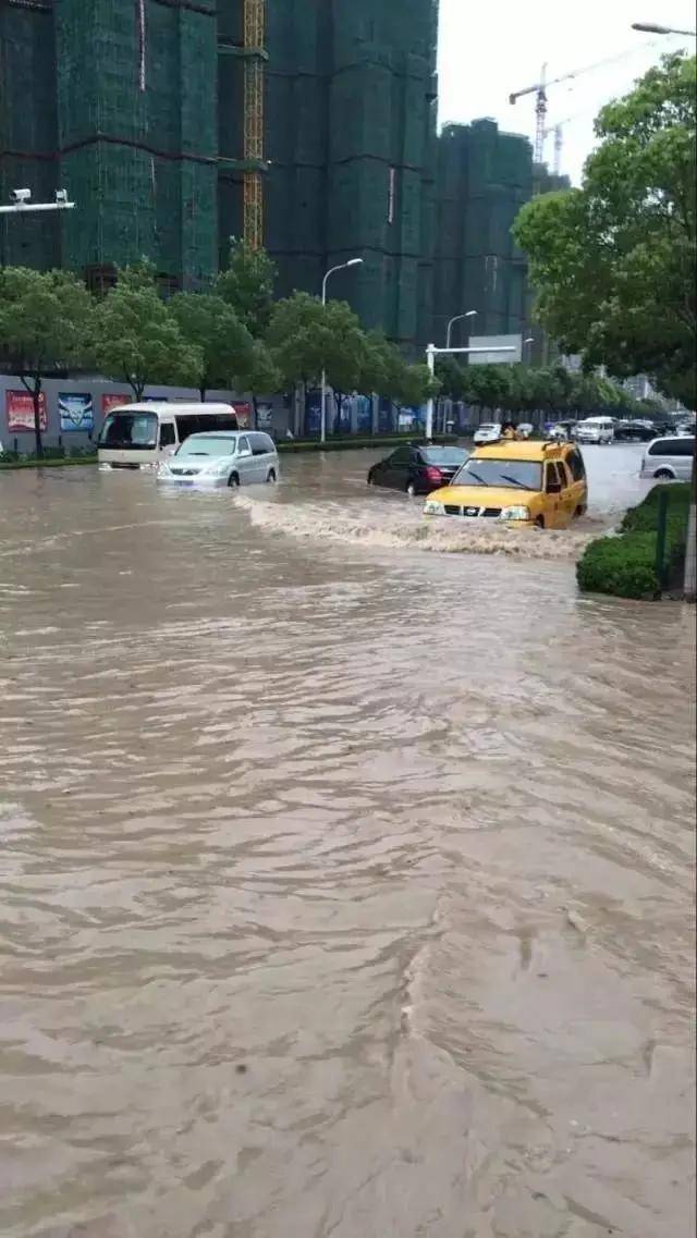 突发!广东新一轮暴雨来袭,中山多镇街出现水浸街,水深齐腰