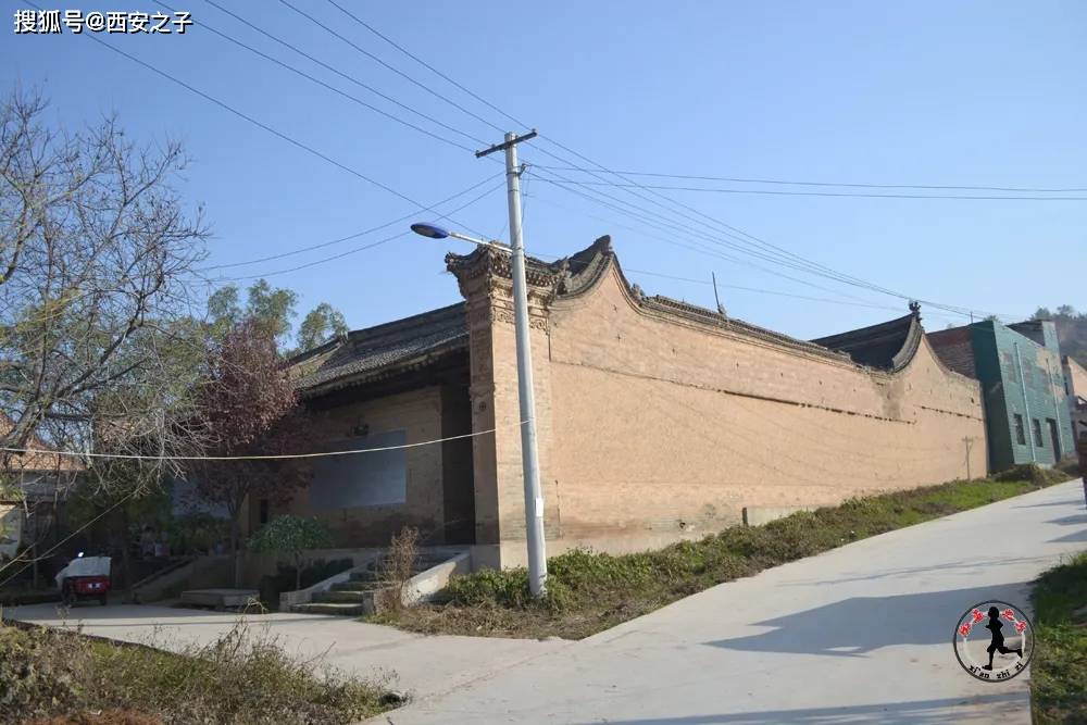 车丈沟村张百万的老宅,临着村上的大路.