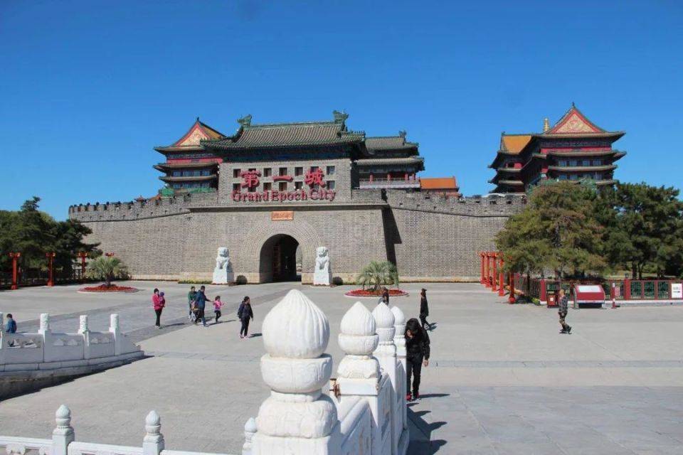 不仅局限于古建筑的美景,"天下第一城"还是清代剧《铁齿铜牙纪晓岚》